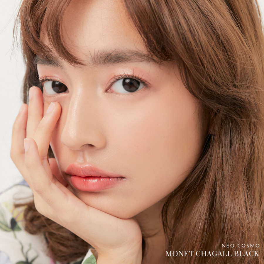 Monet Chagall Black 0.00 คอนแทคเลนส์สีดำขนาดเท่าตาดำปกติ เพิ่มความคมชัดให้ขอบตา เสริมดวงตาของคุณดูสวยโดดเด่นขึ้น แต่ไม่เพิ่มขนาดความโตให้ขัดใจใคร