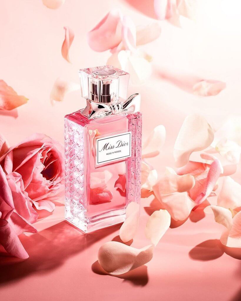 น้ำหอม Miss DIOR Rose N'Roses เป็นกลิ่นหอมของดอกไม้ที่เปล่งประกายความหลากหลายของดอกกุหลาบ Grasse Rose ที่มีสีสันและสดชื่นมีชีวิตชีวาด้วยกลิ่นซิททรัส Miss DIOR Rose N'Roses 