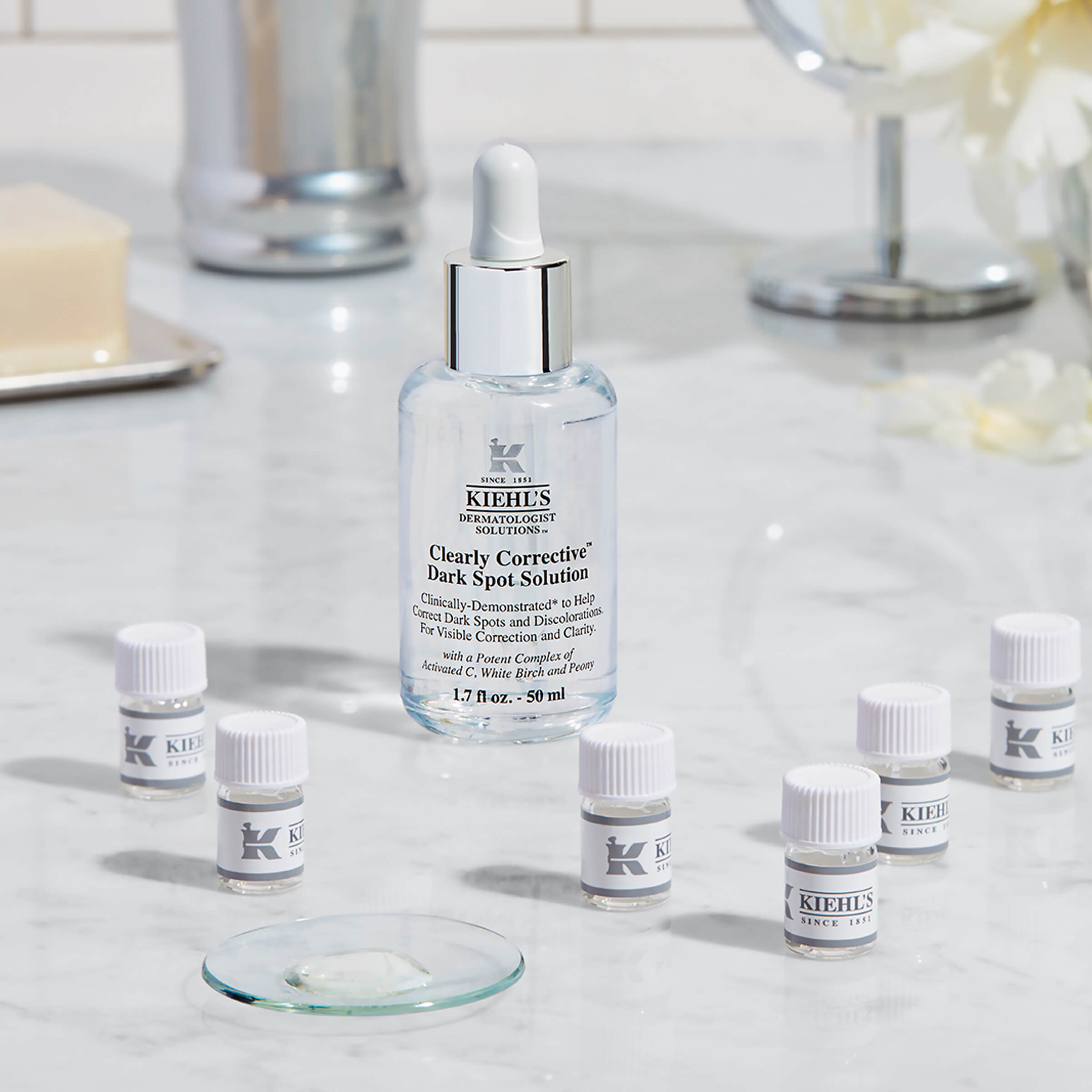 Kiehl's Clearly Corrective Accelerated Clarity Renewing Ampoules เปิดตัวผลิตภัณฑ์ใหม่! Clearly Corrective™ Accelerated Clarity Renewing Ampoules (หรือ Clearly Corrective™ Ampoules) โปรแกรม 14 วัน ตัวช่วยกู้ผิวออร่า ฟื้นบำรุงผิวประสิทธิภาพสูงอันก้าวล้ำ ที่จะพลิกโฉม ผิวหมองคล้ำและ สีผิวไม่สม่ำเสมอไปสู่ความกระจ่างใสอีกระดับ ในเวลาเพียง 14 วัน