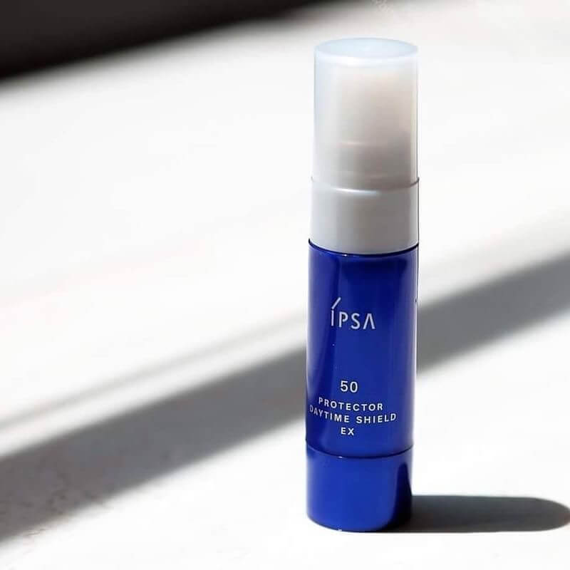 Ipsa 50 Protector Daytime Shield EX เซรั่มกันแดดสำหรับผิวหน้า สูตรเนื้อซึมซาบเร็ว เบาสบายผิวไม่เหนียวเหนอะหนะ พร้อมช่วยปกป้องสมดุลค่า pH เทคโนโลยี Multi-Blocking Sun Shield ทรงอานุภาพในการปกป้องผิวจากความเสียหายจาก UVA UVB และมลภาวะทางอากาศ