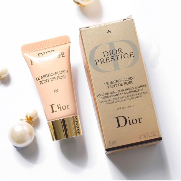 Dior Prestige Le Micro-Fluide Teint De Rose #1N 5 ml (กล่องมีตำหนิ ไม่มีผลต่อการใช้งาน) รองพื้น SPF 25 - PA+++ ที่มีสารอาหารบำรุงผิวครั้งแรก* ซึ่งอุดมไปด้วยสารสกัดจากดอกกุหลาบ และไข่มุกประกายทอง เพื่อผิวเปล่งประกาย มีความแวววาว ด้วยคุณค่าแห่งการบำรุง แลดูอ่อนเยาว์